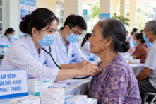 Huế đề xuất bổ sung hơn 58 tỷ đồng trả lương nhân viên y tế