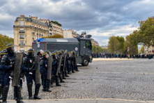 Cảnh sát trưởng Paris hứng chỉ trích vì khuyên tiểu thương tự thuê bảo vệ