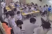 Hà Nội: Khởi tố, tạm giam nam sinh lớp 12 đánh cô giáo gãy mũi
