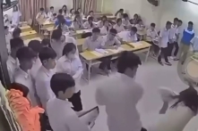Hà Nội: Nam sinh đánh cô giáo trong lớp học bị bắt khẩn cấp