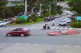 Buộc dây kéo lê tấm tôn trên đường, lái xe bị phạt 900 nghìn đồng [VIDEO]