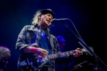 Neil Young kiện tổ chức của Trump lần hai, đòi 10 triệu USD vì dùng nhạc trái phép