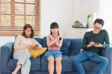 Nghiên cứu: Cha mẹ mải dùng điện thoại có thể ảnh hưởng đến sự gắn bó của con