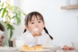 Trẻ Trung Quốc ăn phải đuổi theo đút, vì sao trẻ Nhật từ nhỏ đã biết phép tắc?