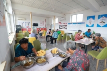 Trung Quốc rộ dịch vụ “con cái thuê” thăm nom người cao tuổi, từ 200 tệ/lần
