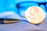 Hai nhà kinh tế Mỹ Robert E. Hall và Michael Woodford đoạt giải Nobel Kinh tế 2026