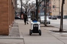 Mỹ: Cựu giáo sư 78 tuổi bị bắt vì chặn robot, lo robot cướp việc làm