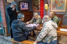 Vương Hách: ĐCSTQ “dùng dữ liệu tìm người” đóng bảo hiểm là để “cắt rau hẹ”