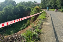 TP.HCM: Đường bê tông sạt lở 50m, nguy cơ mở rộng thêm