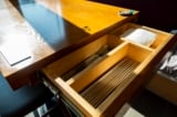 Vì sao người Hàn Quốc chuộng đũa kim loại dẹt: Từ đũa bạc thử độc đến kim chi
