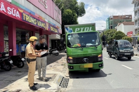 TP.HCM: Sẽ tăng mức phạt dừng đỗ xe sai quy định, cấm xe tải hơn 1 tấn vào ban ngày