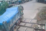 Đồng Nai: Vượt đèn đỏ đường sắt, tài xế xe tải bị phạt 19 triệu, tước bằng lái