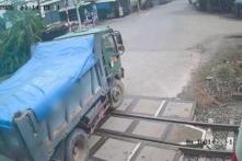 Đồng Nai: Vượt đèn đỏ đường sắt, tài xế xe tải bị phạt 19 triệu, tước bằng lái 2 tháng