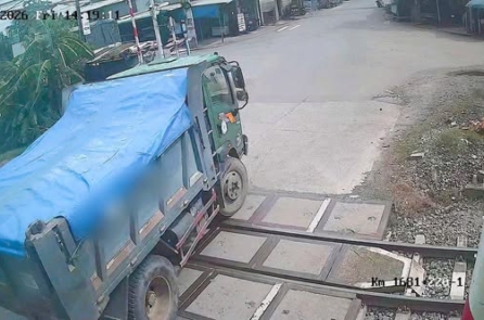 Đồng Nai: Vượt đèn đỏ đường sắt, tài xế xe tải bị phạt 19 triệu, tước bằng lái 2 tháng